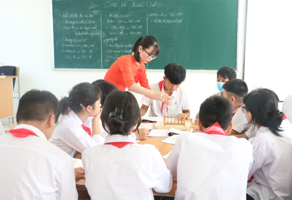 Cô Nam Phương hướng dẫn học sinh làm thí nghiệm  để phát hiện ra những kiến thức mới.