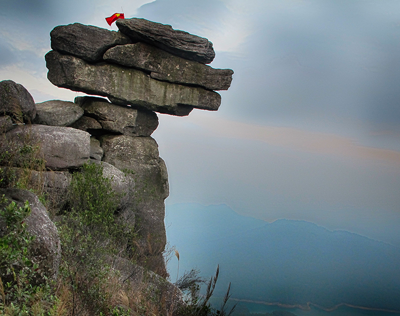 The rock top at Da Chong mountain is surprising to young tourists.