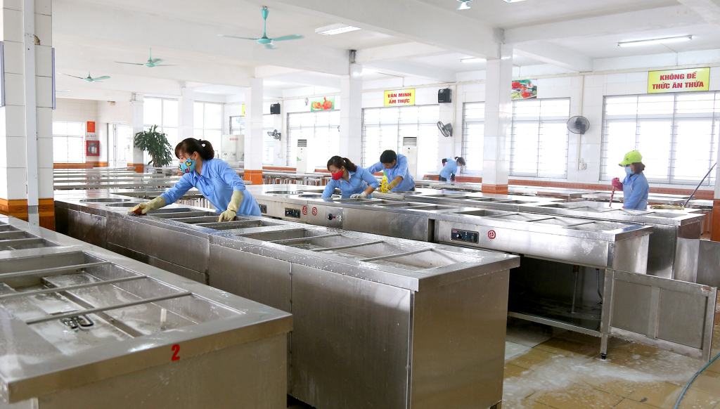 Các dụng cụ phục vụ bữa ăn được vệ sinh sạch để chuẩn bị cho bữa ăn tiếp theo của ca sản xuất.