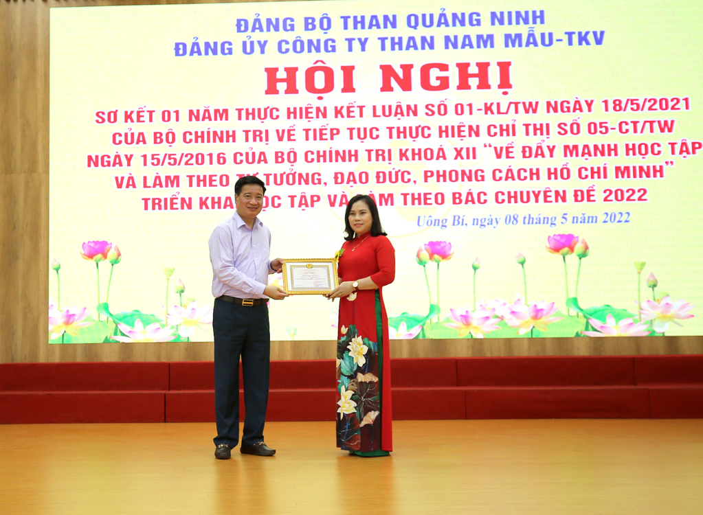 ĐC Bùi Văn Ngợi, UVBTV, Trưởng Ban Tuyên giáo Đảng ủy Than Quảng Ninh trao giấy khen cho đồng chí Trần Thị Bích Liên-Bí thư chi bộ Phục vụ Đời sống.