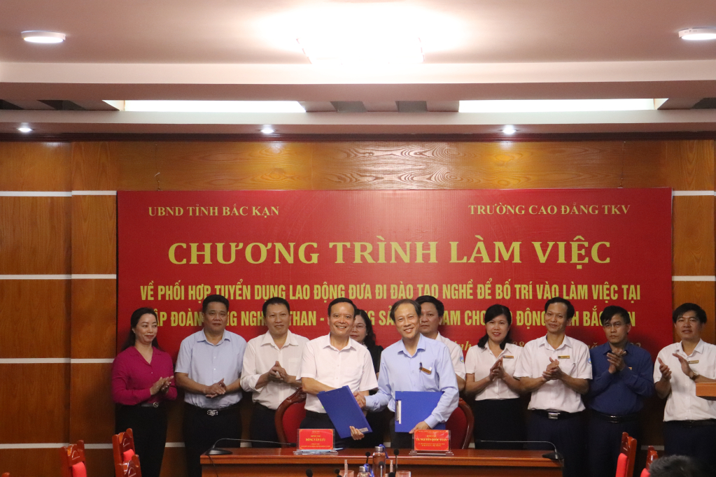 Đại diện Trường Cao đẳng Than – Khoáng sản Việt Nam và Đại diện tỉnh Bắc Cạn đã ký quy chế phối hợp.