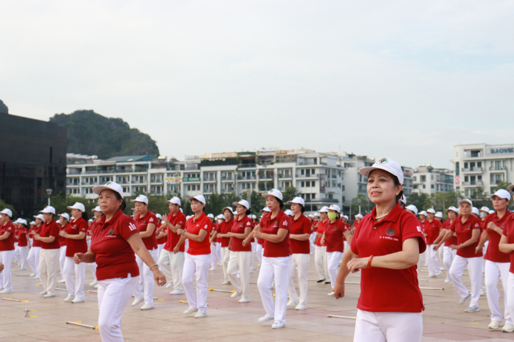750 người cao tuổi tham gia chương trình biểu diễn thể dục dưỡng sinh tại Quảng trường 30/10 (phường Hồng Hải).