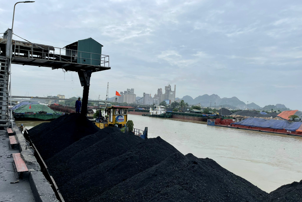 Hoạt động tiêu thụ than tại cảng Bến Cân (Công ty Kho vận Đá Bạc).