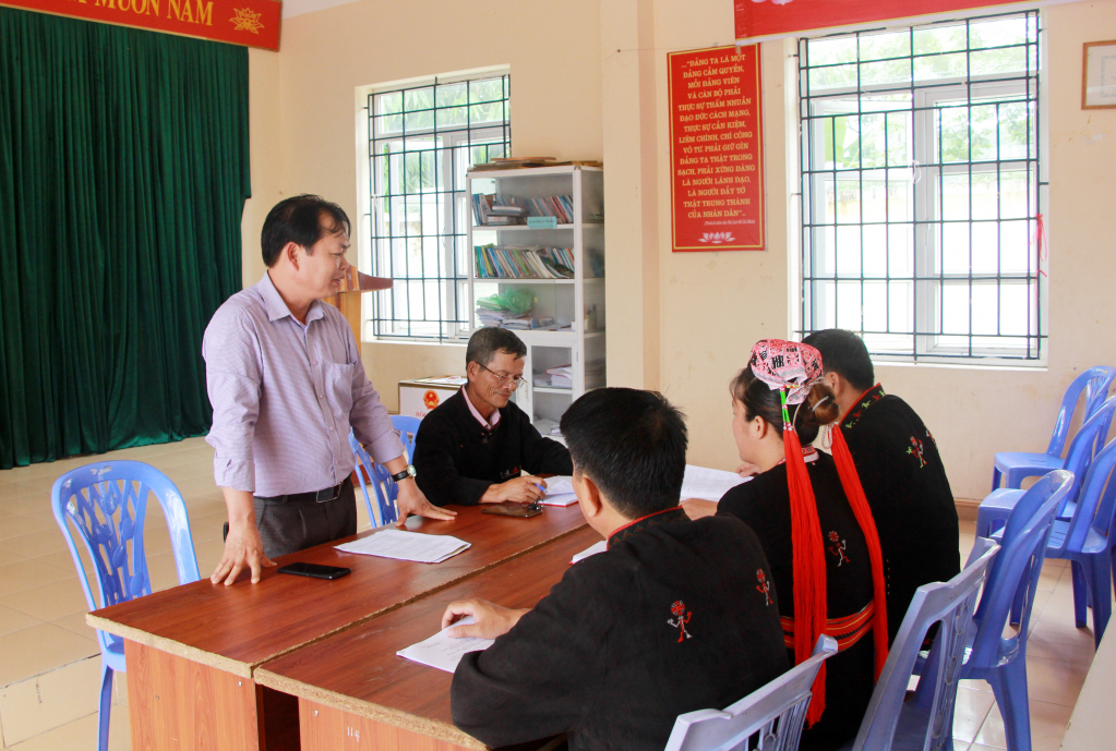 Lãnh đạo xã Bằng Cả (TP Hạ Long) dự họp với Chi ủy Chi bộ thôn 1. Ảnh: Thu Chung