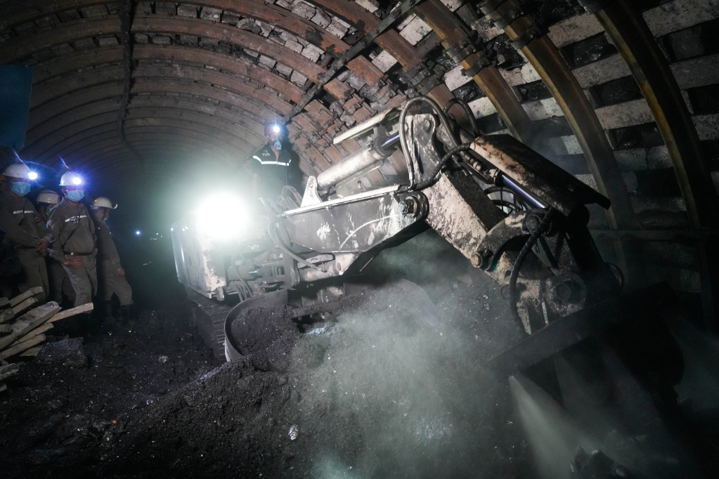 Đảng bộ Công ty Than Hạ Long tập trung xây dựng chương trình hành động cụ thể hóa bằng các kế hoạch, thực hiện chủ trương cơ giới hóa trong công tác đào lò, khai thác than.
