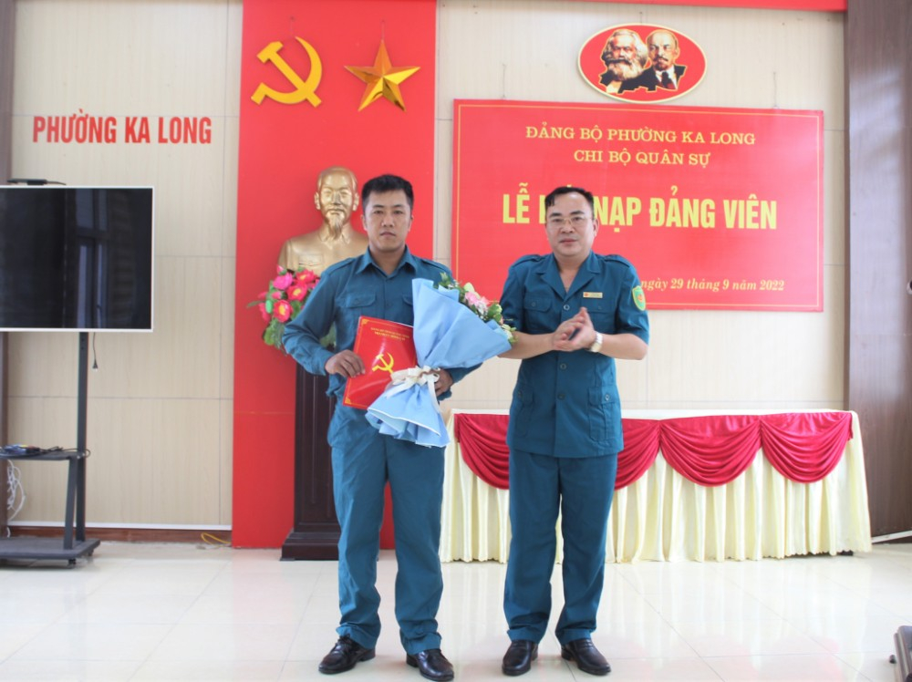 Chi bộ quân sự phường Ka Long kết nạp đảng viên mới
