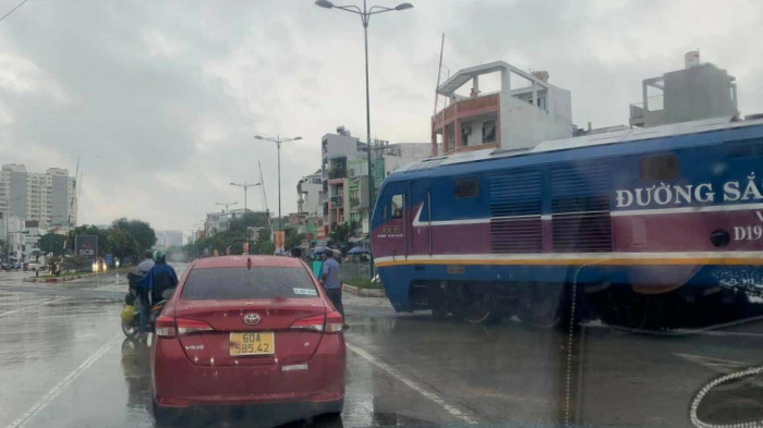 vụ tàu vào ga sài gòn dừng khẩn: Đình chỉ kíp trực tàu làm sai quy trình