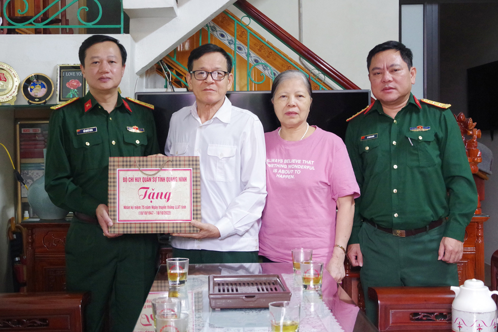 Thượng tá Đỗ Quyết Khoa, Phó Chính ủy Bộ CHQS tỉnh Quảng Ninh đến thăm, tặng quà gia đình Đại tá Lưu Đình Rỡ, nguyên phó Chủ nhiệm UBKT Đảng ủy Quân sự tỉnh, tại phường Nam Khê, TP Uông Bí).