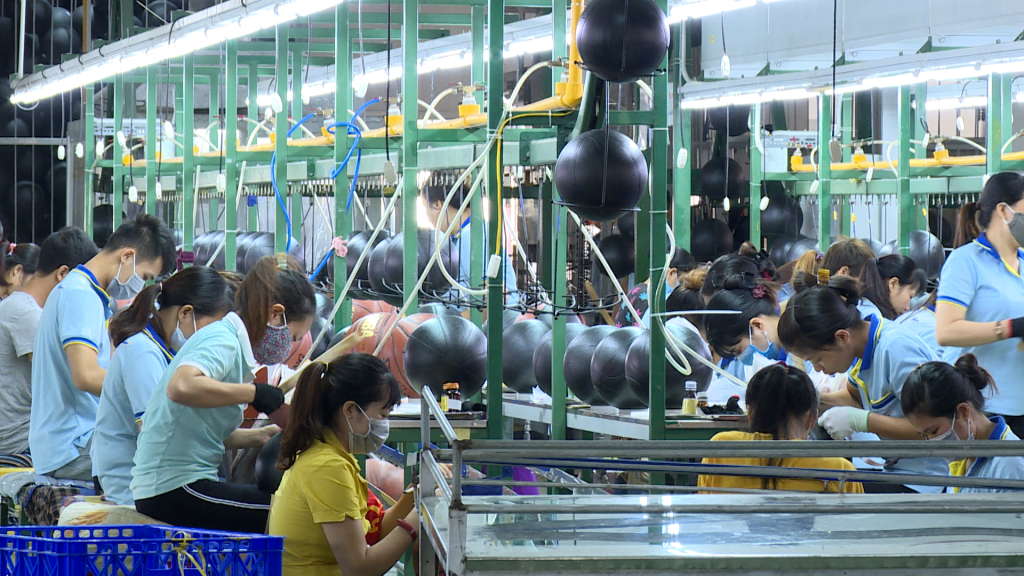Khu Công nghiêp Đông Mai (TX Quảng Yên) thu hút đông đảo lực lượng lao động trong và ngoài tỉnh về làm việc.