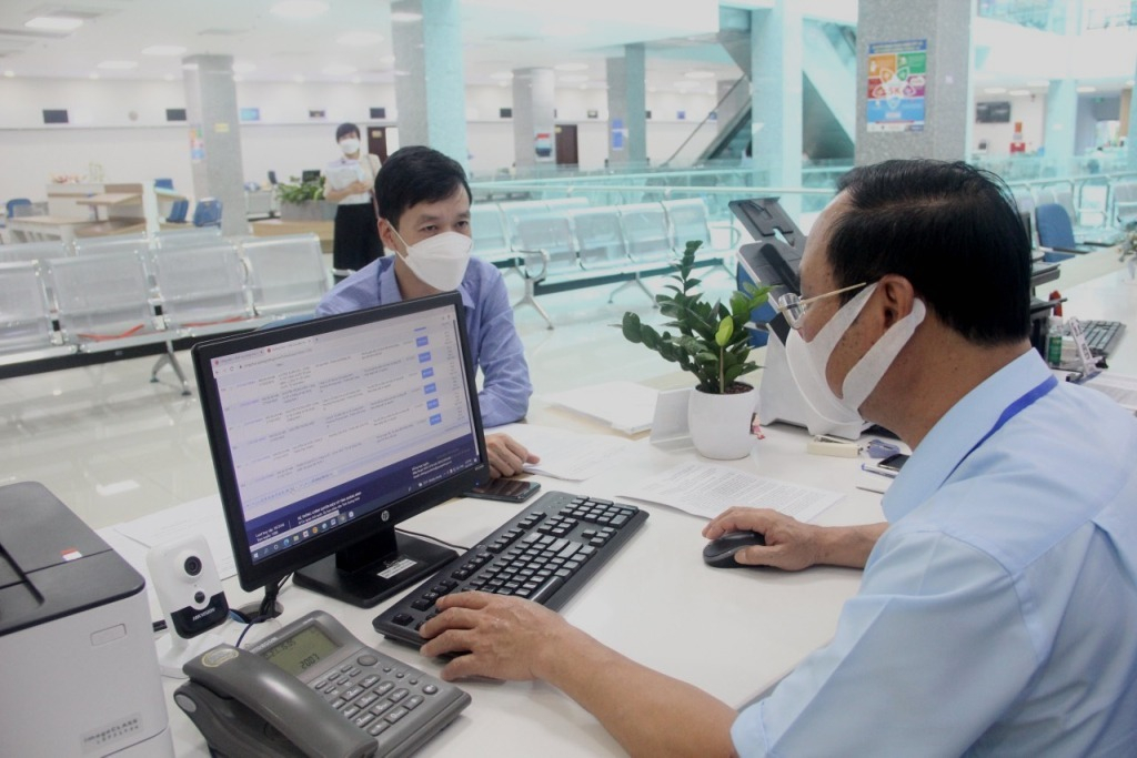 Cán bộ các sở, ngành giải quyết thủ tục hành chính cho người dân, doanh nghiệp tại Trung tâm Phục vụ hành chính công tỉnh.