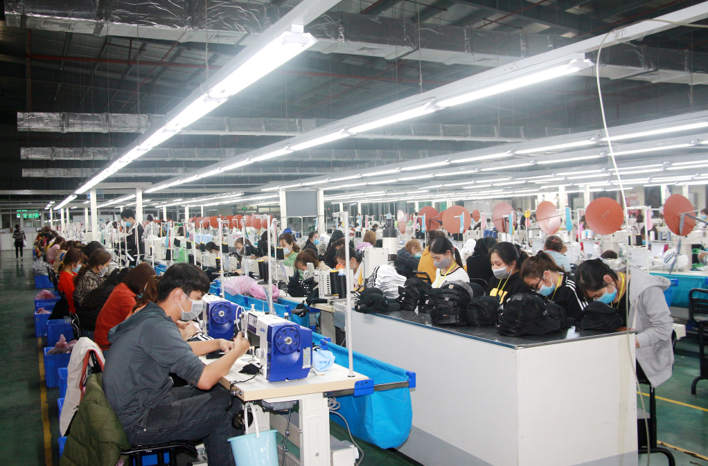 Sản xuất sản phẩm dệt may tại Công ty TNHH Dệt may Weitai Hạ Long (KCN Việt Hưng, TP Hạ Long). Ảnh: Mạnh Trường
