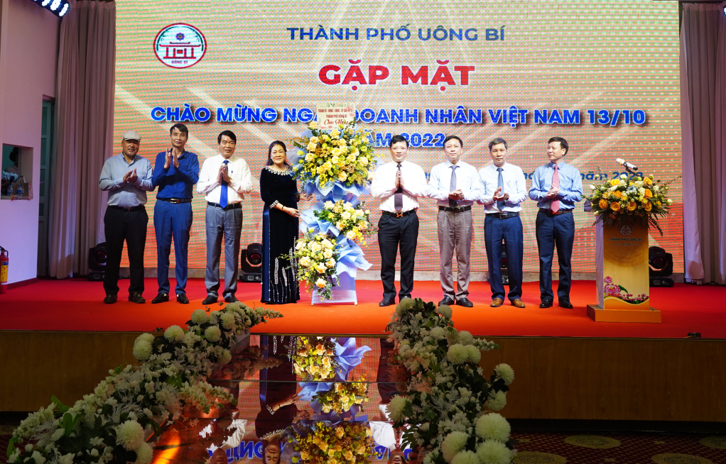 Lãnh đạo TP Uông Bí tặng hoa chúc mừng nhân ngày Doanh nhân Việt Nam.