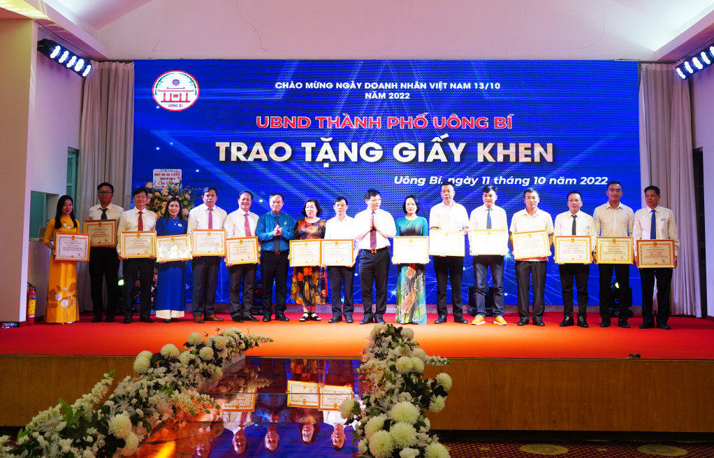 Nhiều các đơn vị doanh nghiệp tiêu biểu đã được TP Uông Bí khen thưởng.