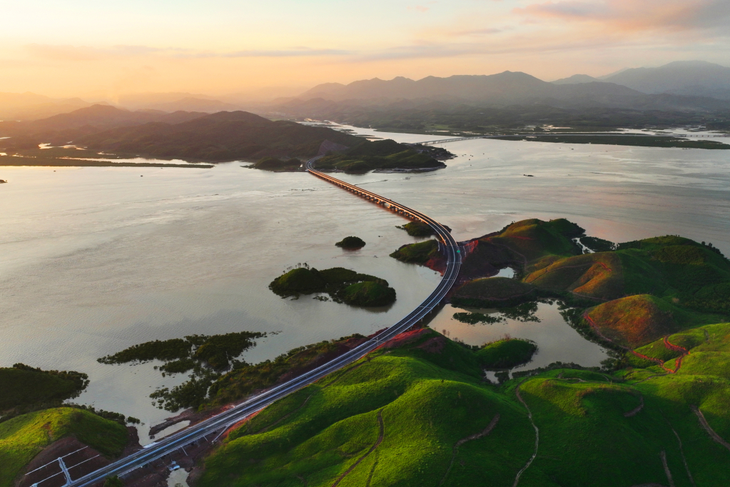 Cao tốc Hạ Long - Vân Đồn hoàn thành, đưa vào sử dụng từ đầu tháng 9/2022 góp phần thúc đẩy phát triển KT-XH trên địa bàn tỉnh. Ảnh: Đỗ Phương