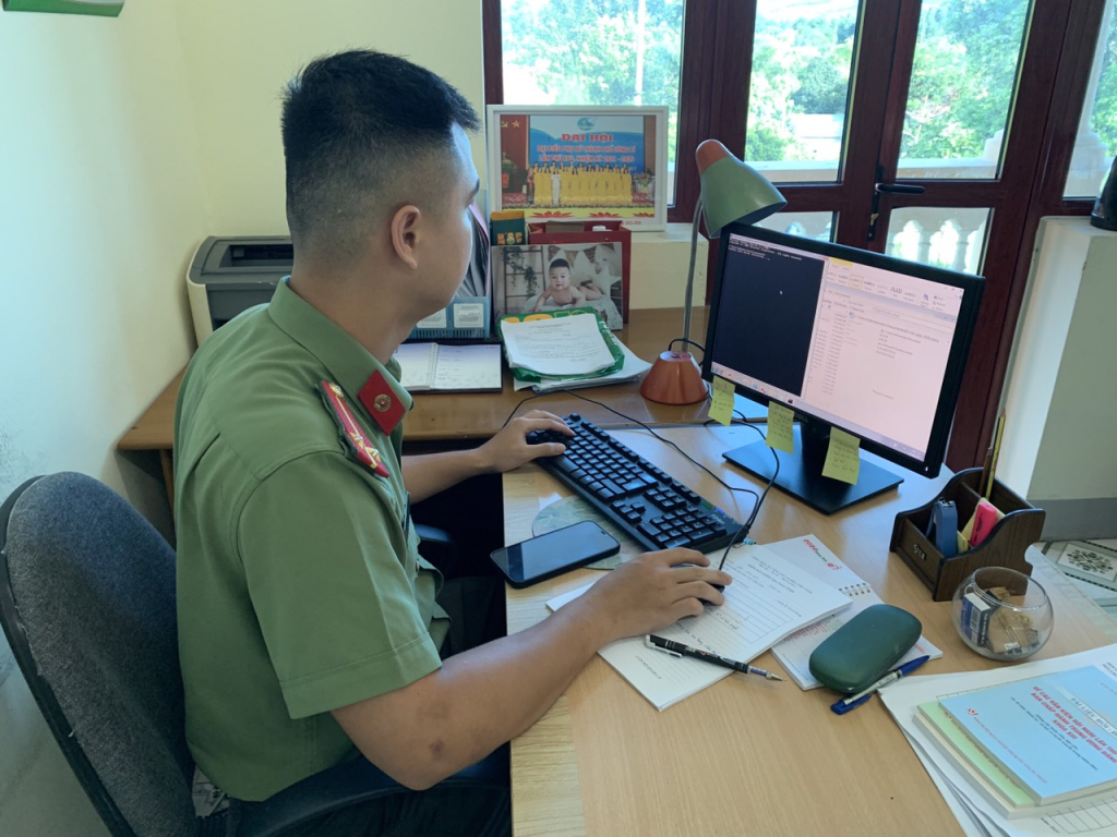 Cán bộ Công an TP Uông Bí kiểm tra hệ thống máy tính của cán bộ, đảng viên.