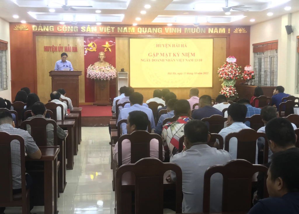 Đồng chí Hồ Đức Quang - Phó Bí thư Huyện ủy, Chủ tịch UBND huyện phát biểu tại buổi gặp mặt với các doanh nghiệp