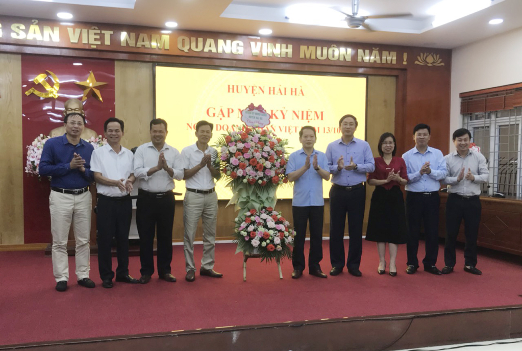 Lãnh đạo Huyện ủy, HĐND, UBND huyện tặng hoa chúc mừng Hội doanh nghiệp huyện Hải Hà nhân ngày Doanh nhân Việt Nam
