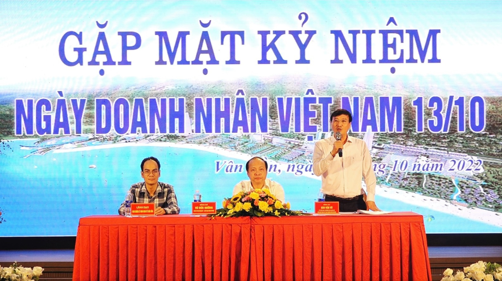 Lãnh đạo huyện Vân Đồn giải đáp thắc mắc của đại diện các doanh nghiệp trên địa bàn.