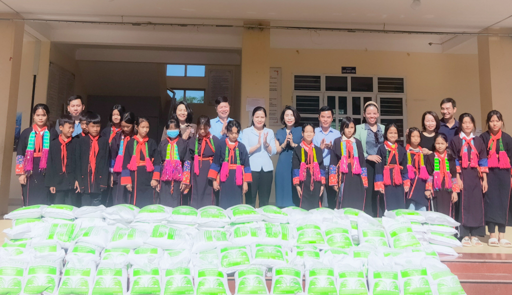 Trao tặng gạo cho học sinh có hoàn cảnh khó khăn và kinh phí hỗ trợ sản xuất cho hộ nghèo Ba Chẽ