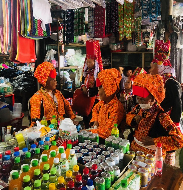 Chị em phụ nữ dân tộc Dao Lù Gang tỉnh Lạng Sơn tại phiên chợ Đồng Văn. 