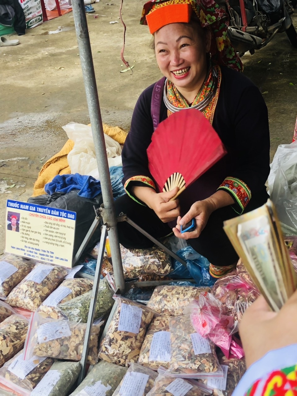Phụ nữ dân tộc Dao Thanh Phán huyện Ba Chẽ tham dự phiên chợ. 