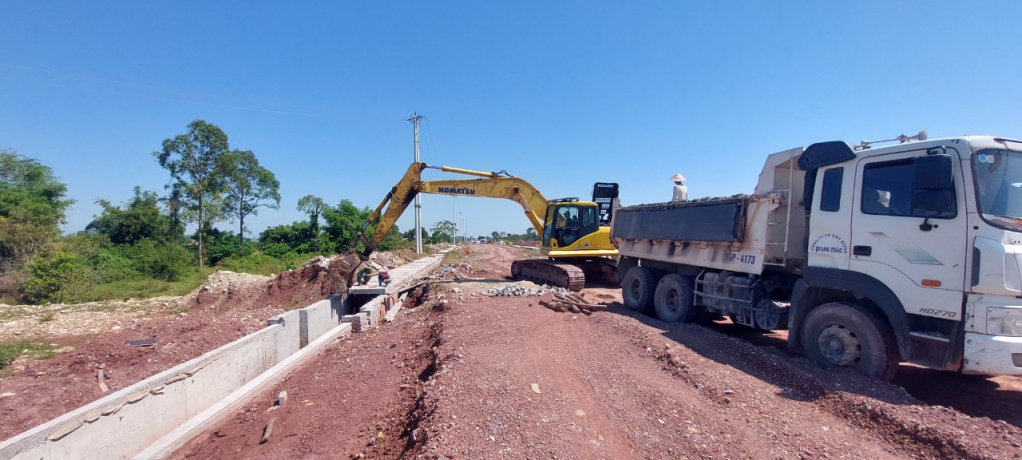 Thi công dự án đầu tư tuyến đường trục chính số 1 nối KCN cảng biển Hải Hà với trung tâm thị trấn Quảng Hà, huyện Hải Hà