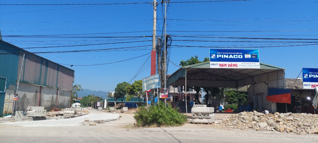 Cột điện nằm trong khu vực thi công dự án thi công đường từ thôn 3, xã Quảng Thịnh đến xã Quảng Chính có nguy cơ dẫn đến mất an toàn giao thông