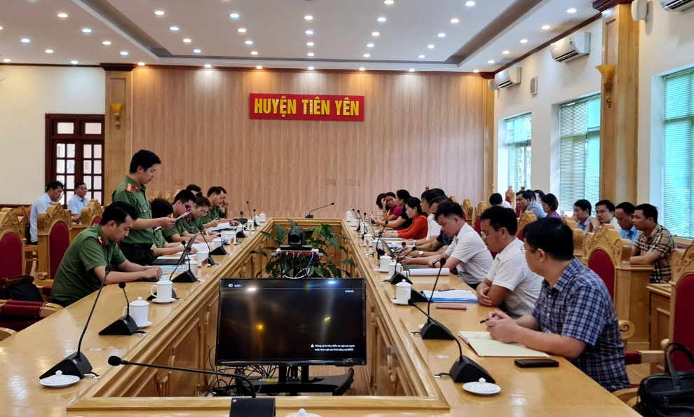 Đoàn kiểm tra việc chấp hành các quy định của pháp luật về bảo vệ BMNN làm việc tại huyện Tiên Yên.