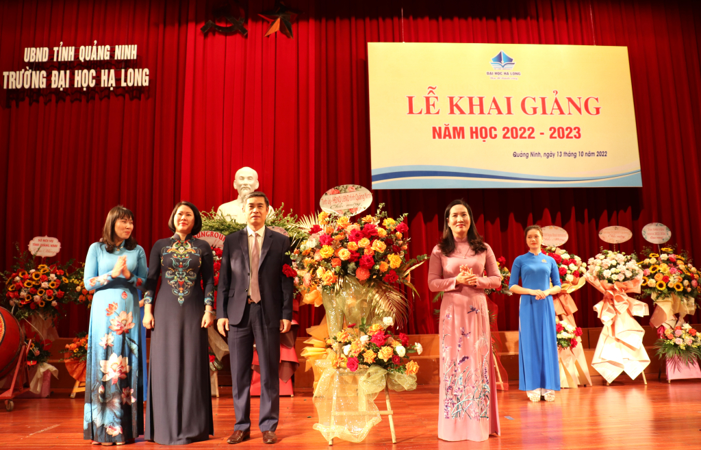 Đồng chí Nguyễn Thị Hạnh tặng hoa chúc mừng nhà trường.