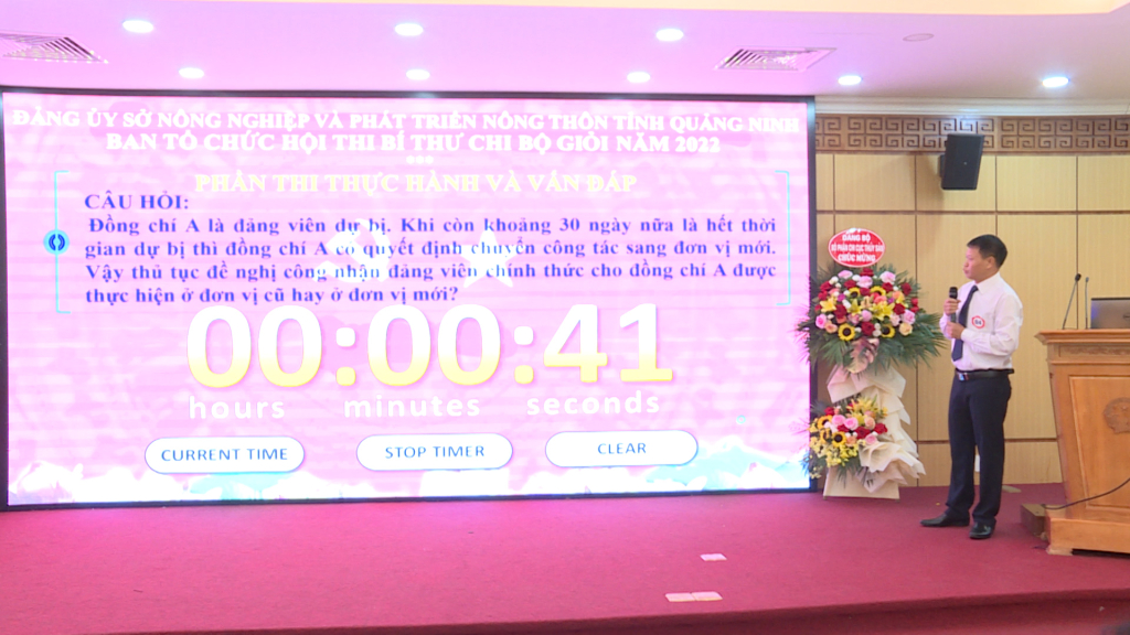 Thí sinh tham gia Hội thi bí thư chi bộ giỏi Sở NN & PTNT năm 2022 thi thực hành thuyết trình 