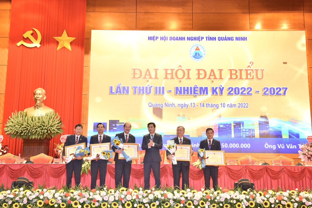 Đồng chí Nguyễn Tường Văn, Chủ tịch UBND tỉnh trao Bằng khen của UBND tỉnh cho các tập thể có thành tích xuất sắc.