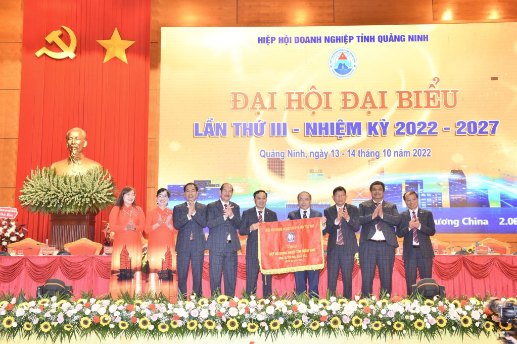 Hiệp Hội doanh nghiệp nhỏ và vừa Việt Nam tặng Cờ thi đua đơn vị xuất sắc cho Hiệp hội Doanh nghiệp tỉnh Quảng Ninh.