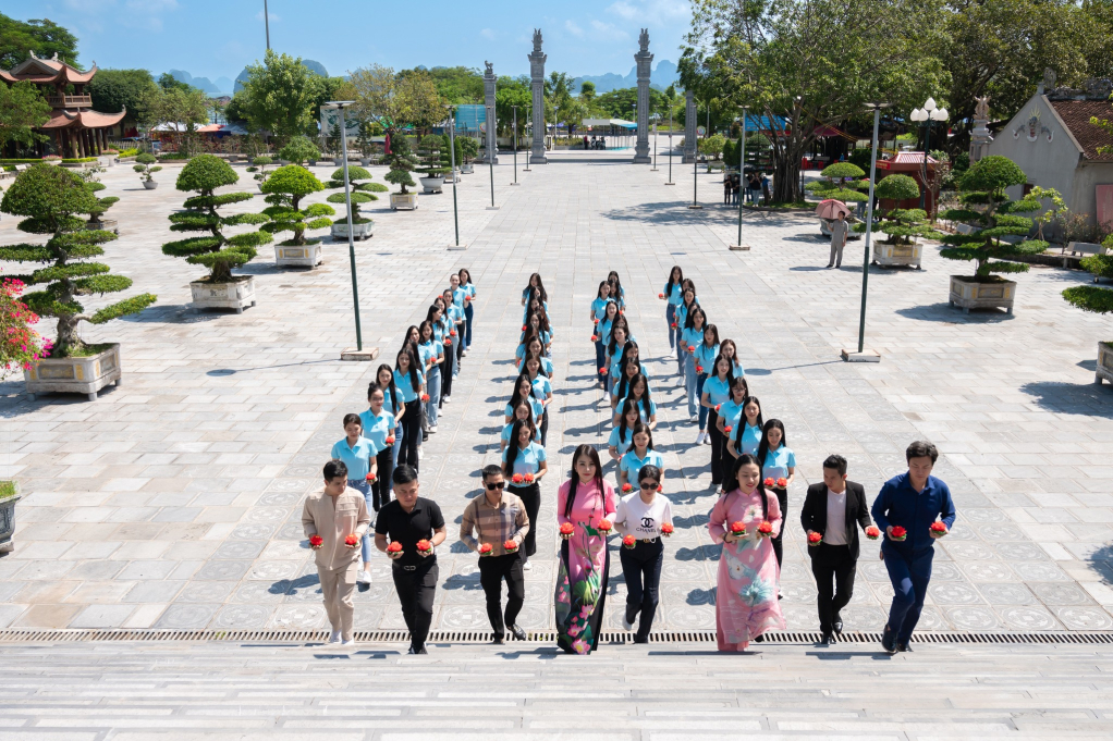 Các thí sinh Cuộc thi Hoa hậu Biển đảo Việt Nam năm 2022 dâng hương tại đền Cửa Ông (TP Cẩm Phả).