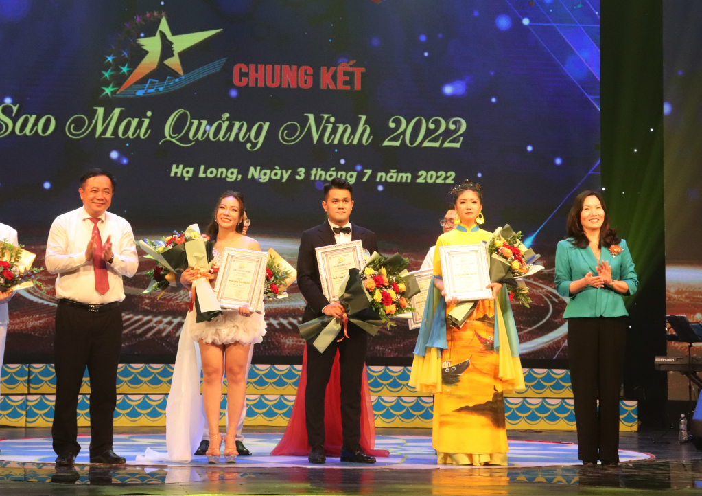 Đoàn Hồng Hạnh đoạt giải nhất phong cách nhạc nhẹ cuộc thi Sao Mai Quảng Ninh năm 2022.