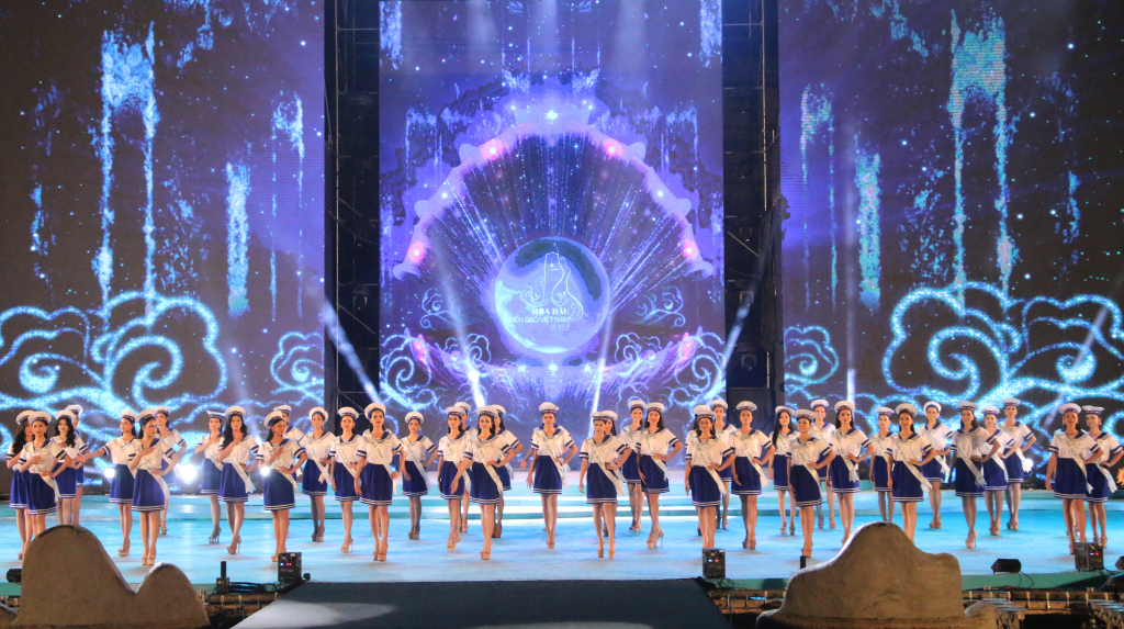 Tiết mục đồng diễn mở màn Đêm thi Bán kết Cuộc thi Hoa hậu Biển đảo Việt Nam năm 2022.