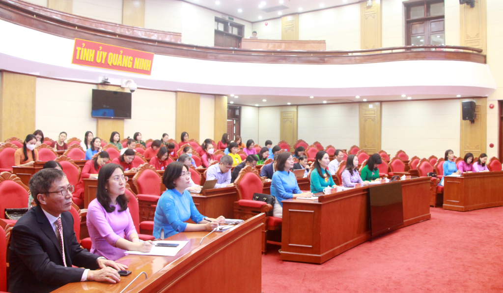 Các đại biểu tỉnh Quảng Ninh tham dự hội nghị qua truyền hình trực tuyến.