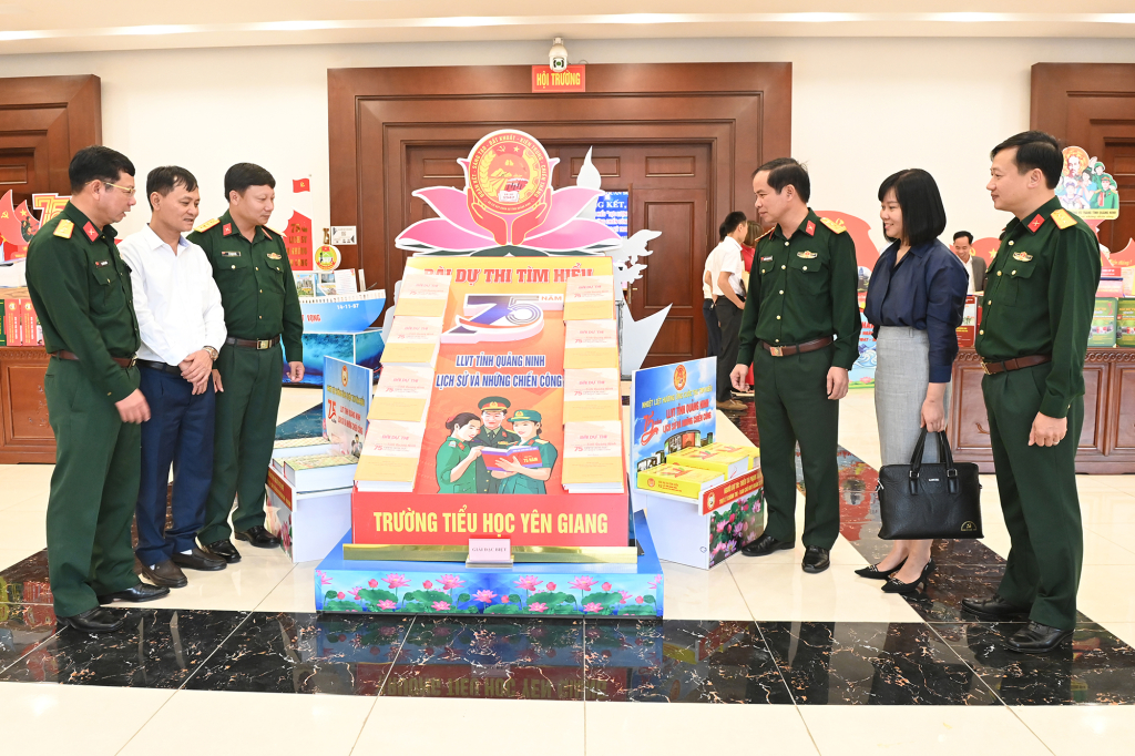 Đại tá Nguyễn Quang Hiến, Phó Bí thư Thường trực Đảng ủy, Chính ủy Bộ CHQS tỉnh, cùng các đại biểu tham quan các bài dự ti tìm hiểu.