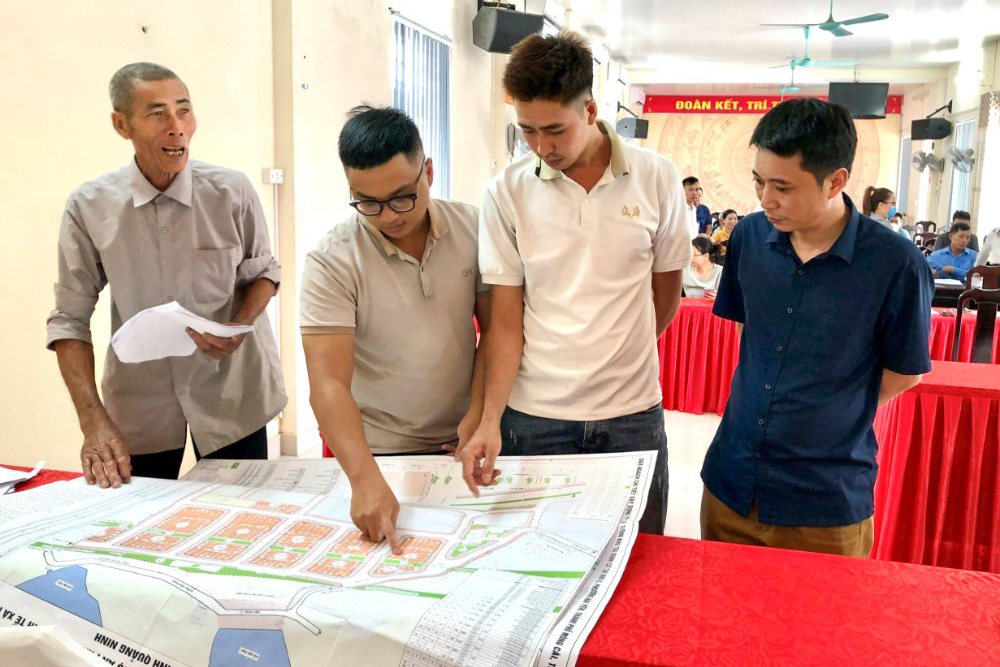 Thành phố tổ chức bốc thăm giao đất tái định cư cho các hộ dân thuộc diện thu hồi đất phục vụ dự án, tháng 9-2022. Ảnh Trần Tương (CTV)