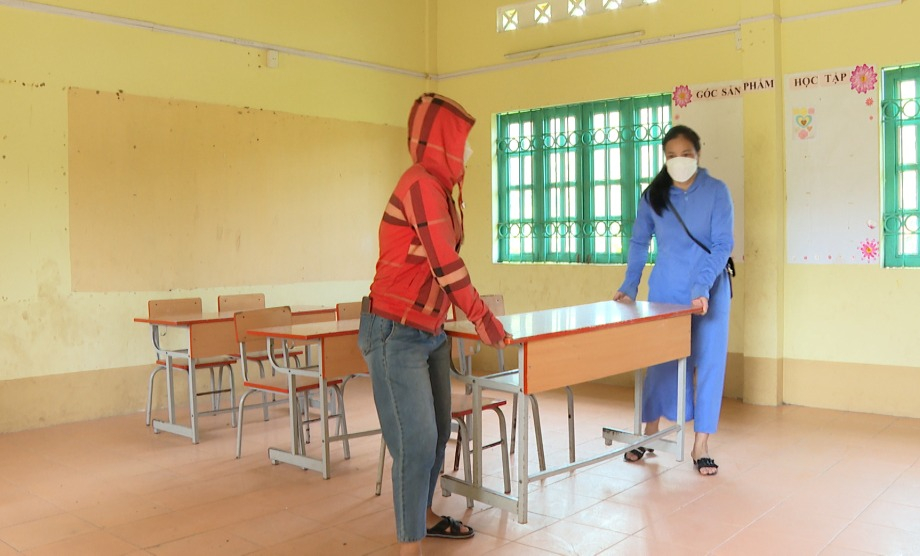 Giáo viên trường Trường Phổ thông dân tộc bán trú tiểu học & THCS Thanh Sơn, Ba Chẽ chuyển bàn ghế tại điểm trường Khe Nà về điểm trường mới.
