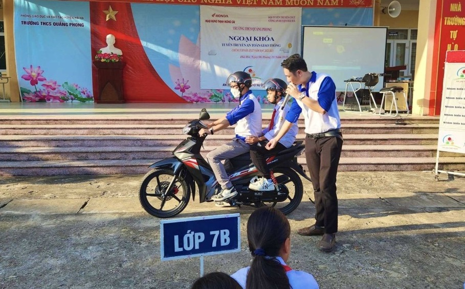 Các bạn học sinh trường THCS Quảng Phong, được cán bộ Công ty Honda Hưng Thịnh Móng Cái hướng dẫn cách ngồi trên xe mô tô, xe gắn máy một cách an toàn và đúng luật, tại buổi Ngoại khóa 