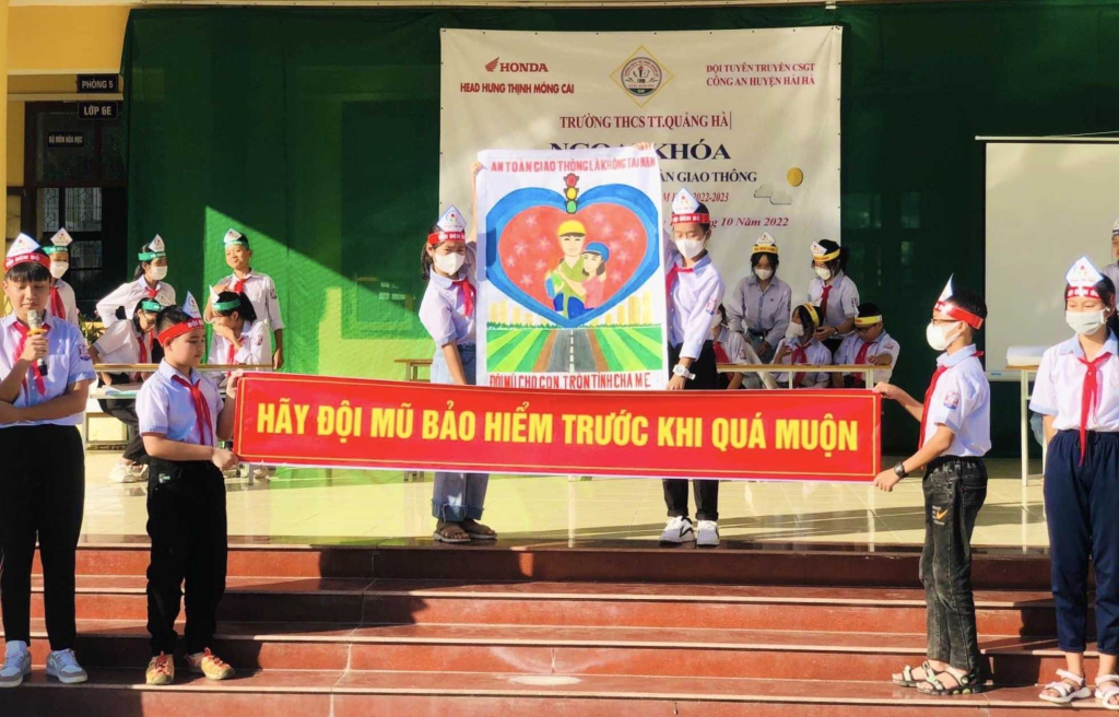 Tuyên truyền bằng hình thức sân khấu hóa của học sinh trường THCS thị trấn Quảng Hà tại buổi ngoại khóa “Chúng em với an toàn giao thông”. Tháng 10/2022.