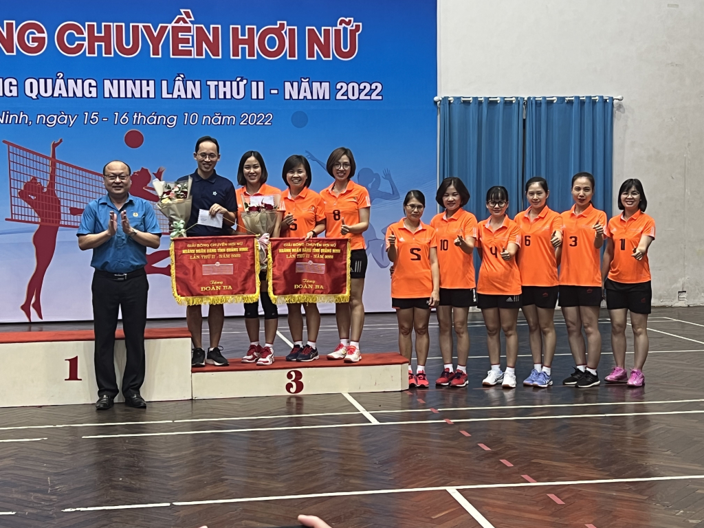 Ban tổ chức trao đồng giải ba cho 2 đội Ngân hàng Vietcombank chi nhánh Móng Cái và đội Ngân hàng Quân đội chi nhánh Quảng Ninh