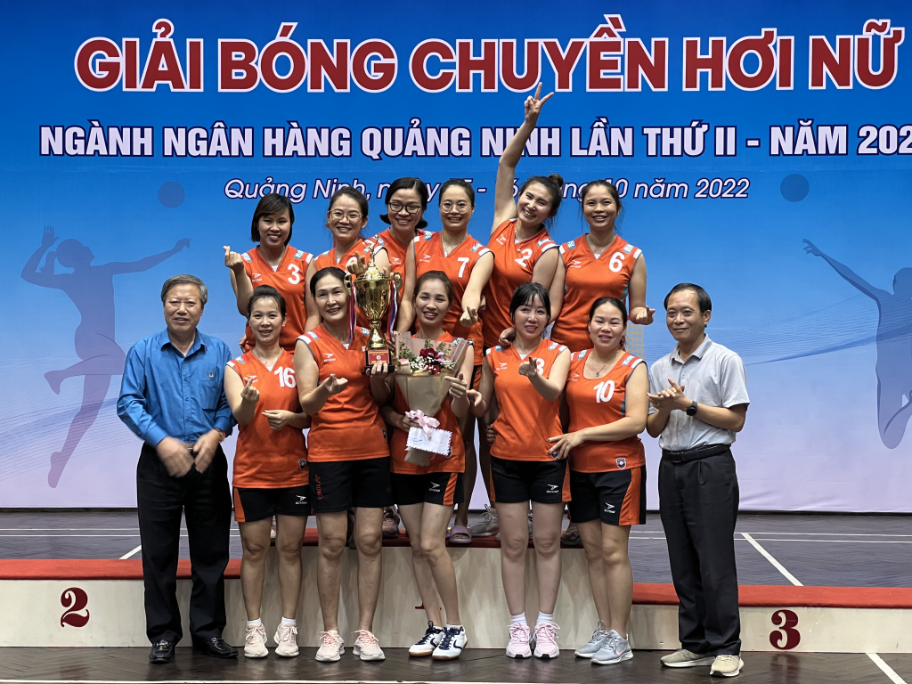 Đại diện Ngân hàng nhà nước Việt Nam và Ngân hàng nhà nước tỉnh Quảng Ninh trao cúp vô địch cho VĐV đội Ngân hàng SHB chinh nhánh Quảng Ninh
