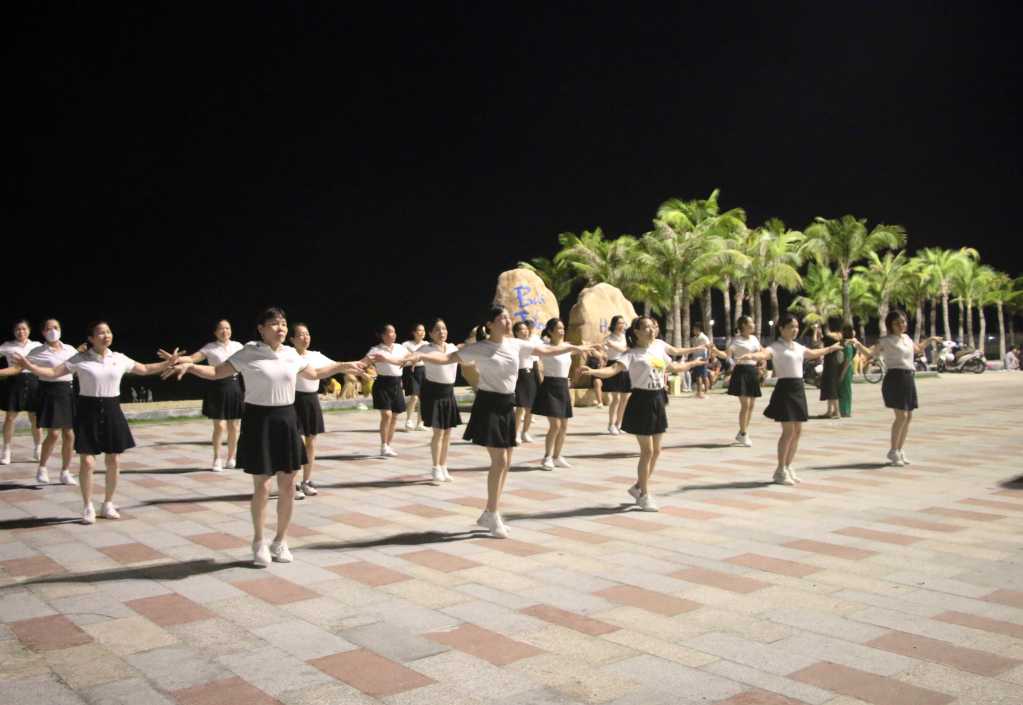 Người dân TP Hạ Long rèn luyện sức khoẻ thông qua những bài nhảy dân vũ, tạo không khí vui tươi dịp cuối tuần, trên tuyến đường bao biển Trần Quốc Nghiễn.
