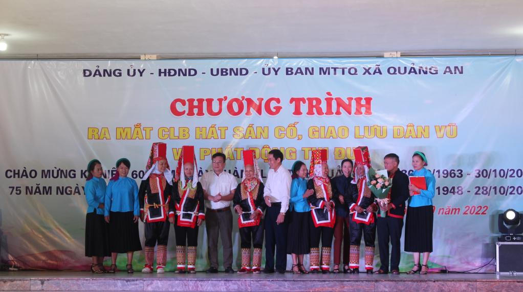 Lãnh đạo Ban dân vận, MTTQ huyện và xã Quảng An tặng hoa chúc mừng CLB hát Sán Cố xã Quảng An