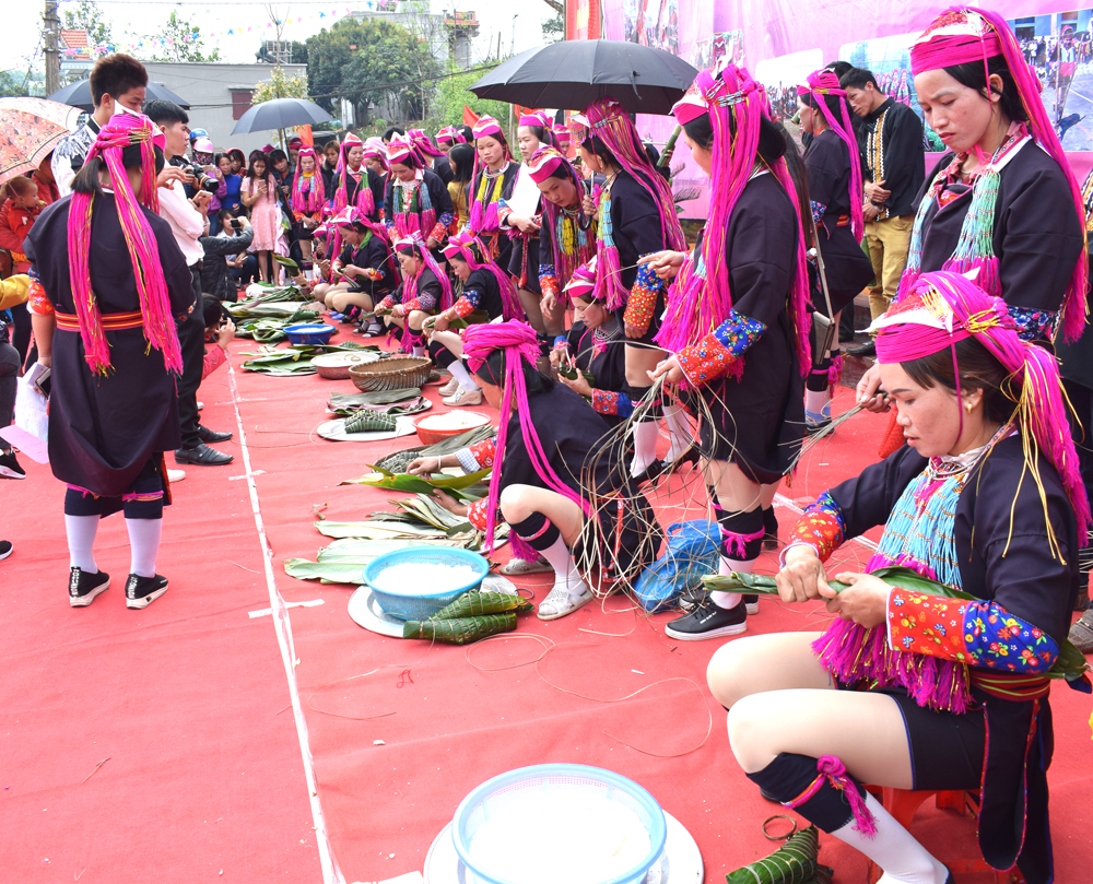 Thi gói bánh Cốc Mò môn thi hấp dẫn trong các Lễ hội Dao ở xã Hà Lâu (ảnh chụp tại Lễ hội Dao xã Hà Lâu 2021)