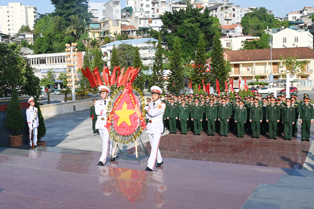 Đoàn đại biểu Đảng ủy, Bộ CHQS tỉnh Quảng Ninh dâng hoa tưởng niệm các Anh hùng liệt sĩ tại Đài tưởng niệm các Anh hùng liệt sĩ TP Hạ Long.