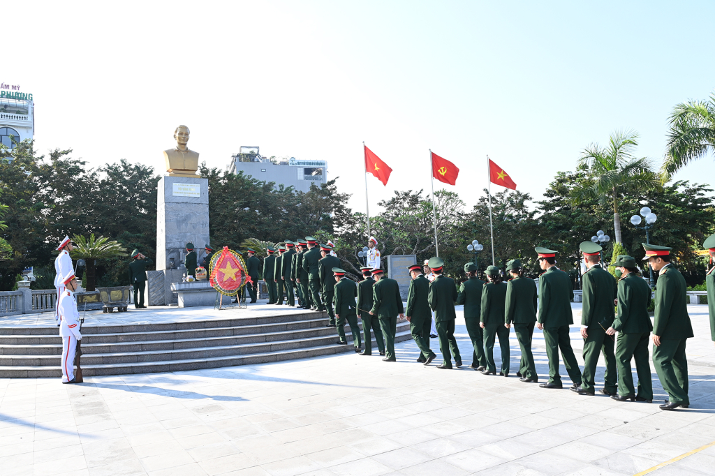 Cán bộ, chiến sĩ Bộ CHQS tỉnh dâng hương, hoa tại Tượng đài đồng chí Vũ Văn Hiếu - Bí thư Đặc khu ủy đầu tiên.