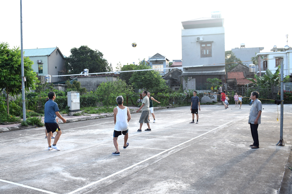 Chơi bóng chuyền hơi là hoạt động thường xuyên của người dân tại Nhà văn hóa khu Hòn Một, phường Cẩm Bình, TP Cẩm Phả