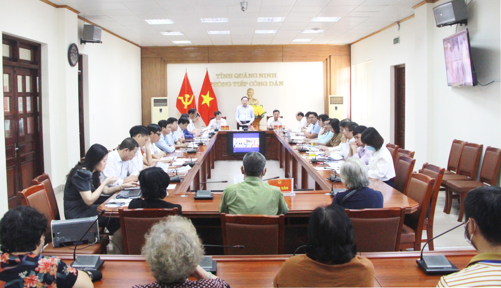 Đồng chí Nguyễn Xuân Ký, Ủy viên Trung ương Đảng, Bí thư Tỉnh ủy, Chủ tịch HĐND tỉnh cho ý kiến chỉ đạo các vụ việc tại buổi tiếp công dân.